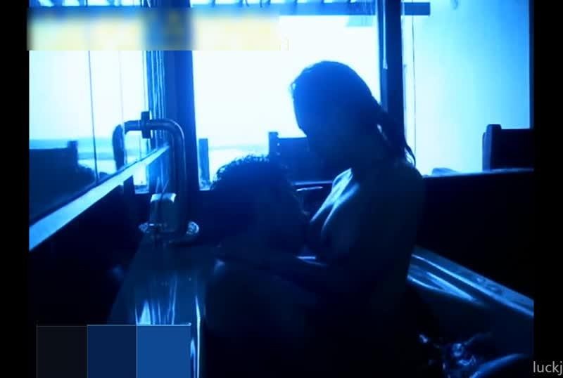 新婚夫妻蜜月時夕陽西下浴缸内啪啪聲與水聲交織融合