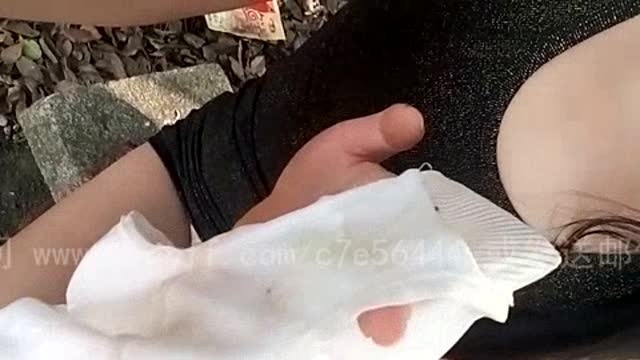 真空出门野外摸胸尿尿被小孩看到 