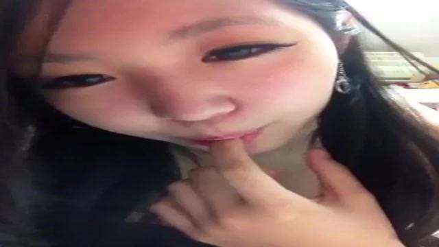 美麗女孩騷舔手指 