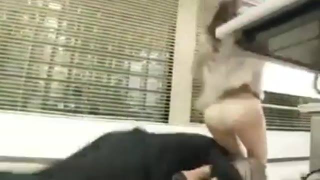 老闆不小心跌倒拉到女員工的裙子在摔倒 