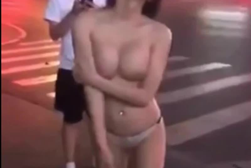 眼熟的網紅女主播嗑藥街上裸奔嗨翻了路過的行人