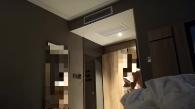 帶少婦去旅遊在酒店開着門偷情刺激