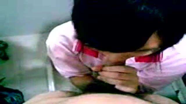 台灣女學生被男友强迫在公廁口交吞精 