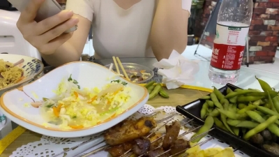 飯店挑逗端莊少婦，剛到酒店就開始發騷