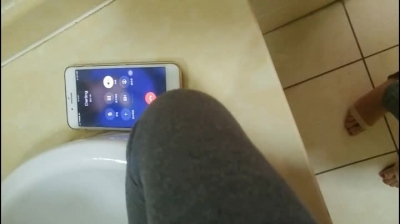 來電，外音開啓，邊接電話邊被後入，太刺激了