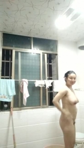 0755科技園已婚大奶白領産後露臉洗澡自拍