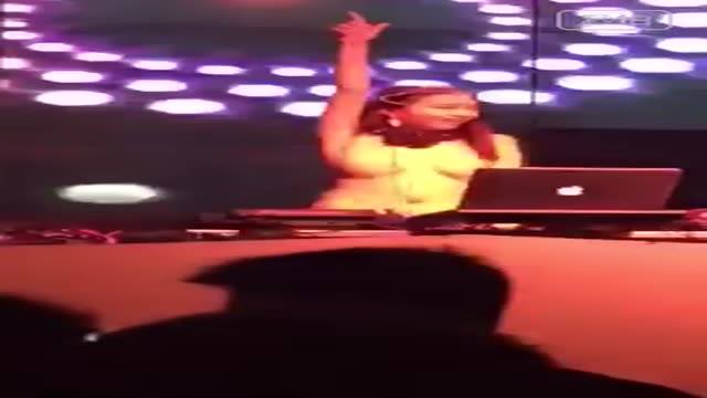 女DJ也High了 