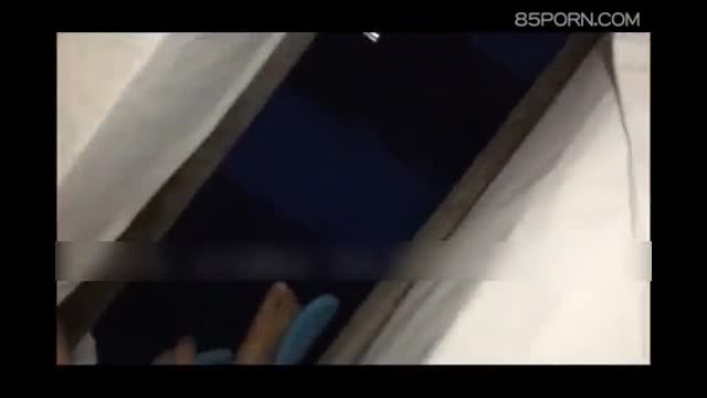 为了3p女友特意穿上白色情趣内衣下部 