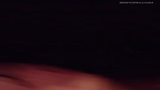 把灌醉小女友，奪走她的第一次 