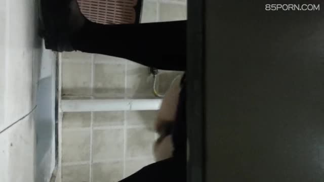 超大膽女廁跟拍熟婦尿尿，黑屄肥碩