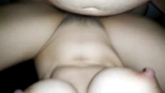 越南多情熟女上位，无套内射 