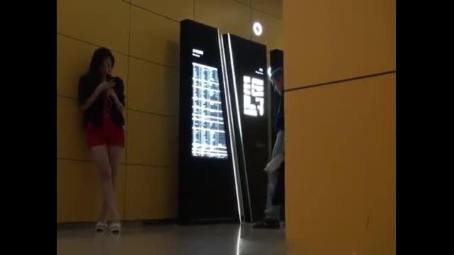 【絲襪美腿】商场里听音乐的美女 - YouTube (720p) 