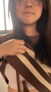 眼鏡妹真乃人間極品！看着清純卻是個反差婊在家偷偷自嗨