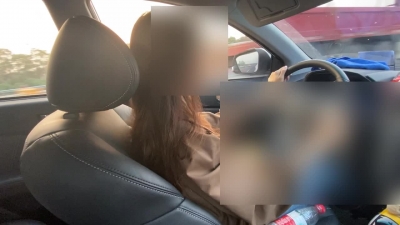 迷人少婦開着老公的車接我去酒店操她。