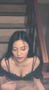 在妹子家裏口完覺得不夠刺激，直接上樓道