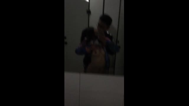 暑假一到屁孩就出來野？廁所後入啪啪啪還知道要叫小聲一點：小心不要搞出人命啊！ 