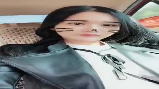 正妹下課在爸爸車上自拍