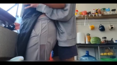 簡見有驚喜隔壁46歲胖阿姨在做飯家裏沒人溜進去就直接幹