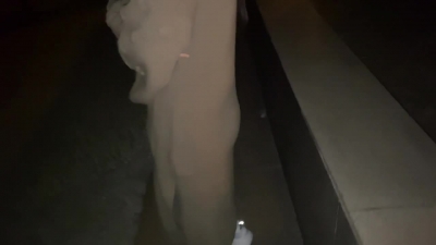 戶外露出，已婚少婦背着老公體驗刺激