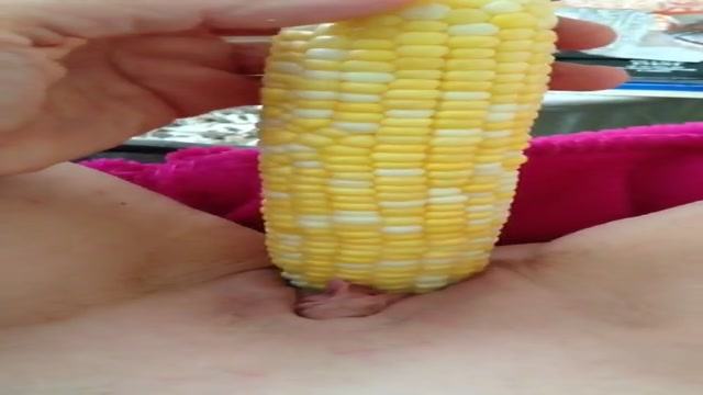 白虎妹妹下面吃玉米
