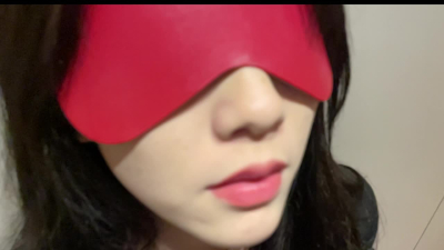  近一點看她