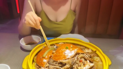 騷話連篇！飯店撩的美乳少婦被我帶回家操