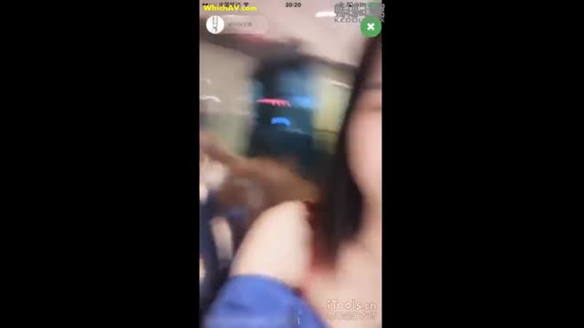 大膽女主播在機場候機大廳等飛機被狼友忽悠玩露出真牛逼把內褲都脫了拿出來舔