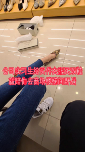 “我讓你操你以後可要照顧我”公司實習生給她買衣服買鞋就陪你樓梯間野戰