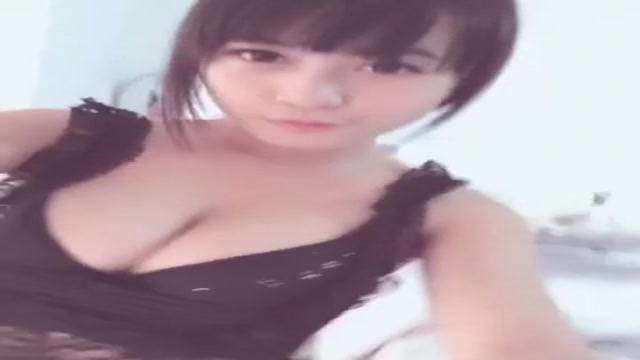 誇她兩句人漂亮身材好,立刻大跳勾人艷舞 