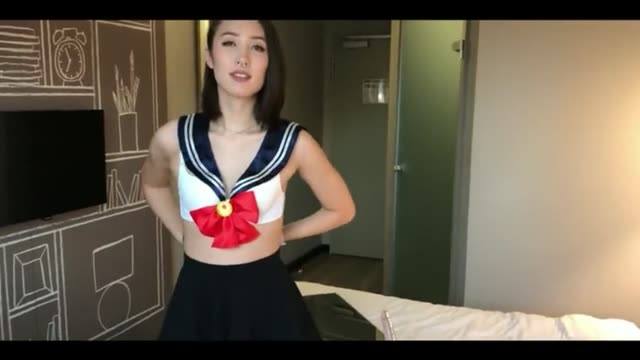 性感亞裔混血兒女孩騎在假肉棒上