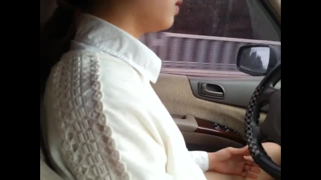 冷風吹進她的洞！女司機開車不穿褲～冷氣開涼涼吹向「巴西式樹林」：車上有鮮味嗎 