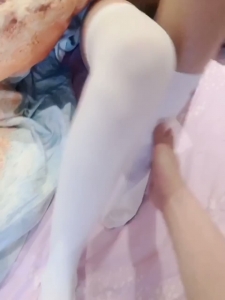 白襪學妹1 足交，手指調教到高潮