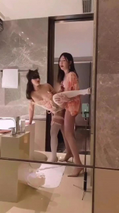 肉絲僞娘張思妮大雞巴操白絲情趣裝騷貨白絲女閨蜜，僞百合看着還挺有意思