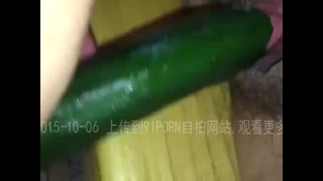 一直大黄瓜 骚货自慰淫水直流 