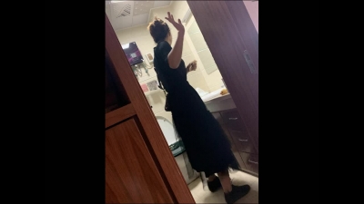 真實潛入少婦家中，在她跟她老公房間爆操她