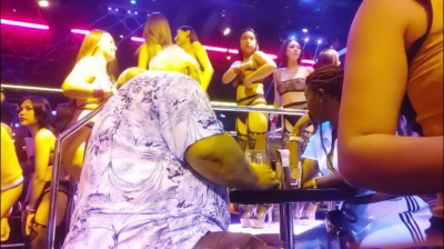 酒吧裏跳舞的小姐姐