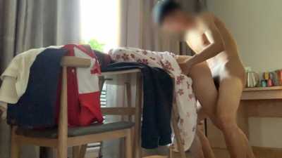 酒店後入00後女友 趴在桌子上幹1
