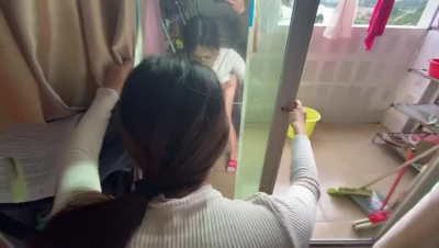 在輔導班老師的出租屋裏對着鏡子幹她
