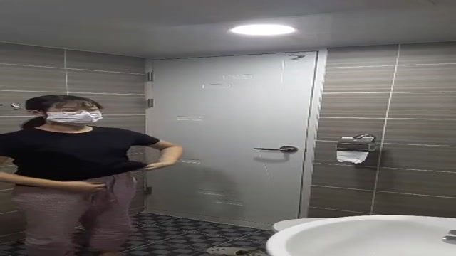 沒穿内衣的大奶眼鏡妹脫光光