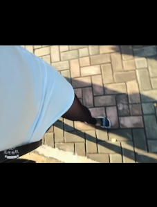 成功吓跑一個路人最後成功口射另一個路人
