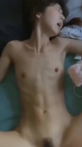 腹肌妹子因爲胸小被男友嫌棄，被我趁機爆草内射！（進群有償約炮）