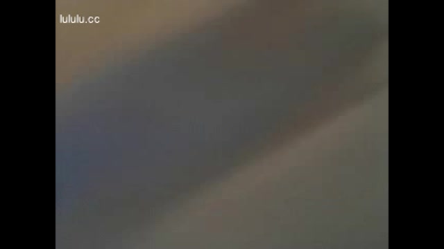 太大膽了吧!!還有人耶!直接在書店偷偷脫掉內衣褲....... (2) 