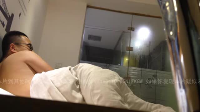 游泳教练95年小小女朋友露脸造爱前戏 