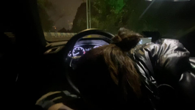 姐姐在車上就忍不住了 還要我給她征集炮友玩換妻