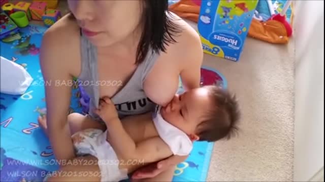[高清]年輕人妻母乳喂奶自拍-第320天 (3) 