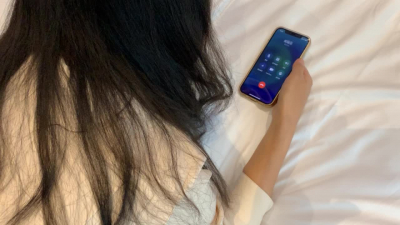 電話做愛被發現，謊稱有人搗亂！