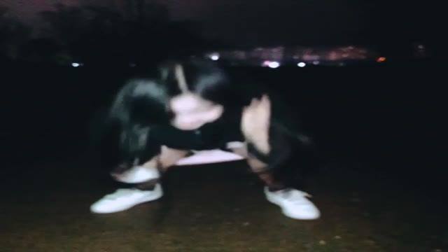 男友幫女友拍野外尿尿