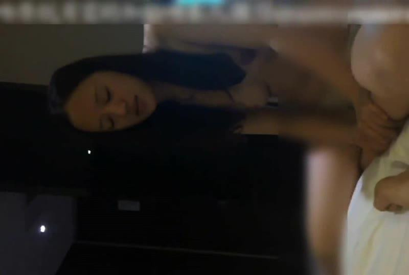 酒店幹超正大奶美女說愛自摸奶子還摸媽媽和朋友