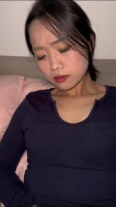 在孩子面前被扛肩無套猛插 高潮連連秒變聽話小母狗
