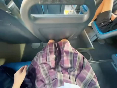 在公交車上脫掉裙子。